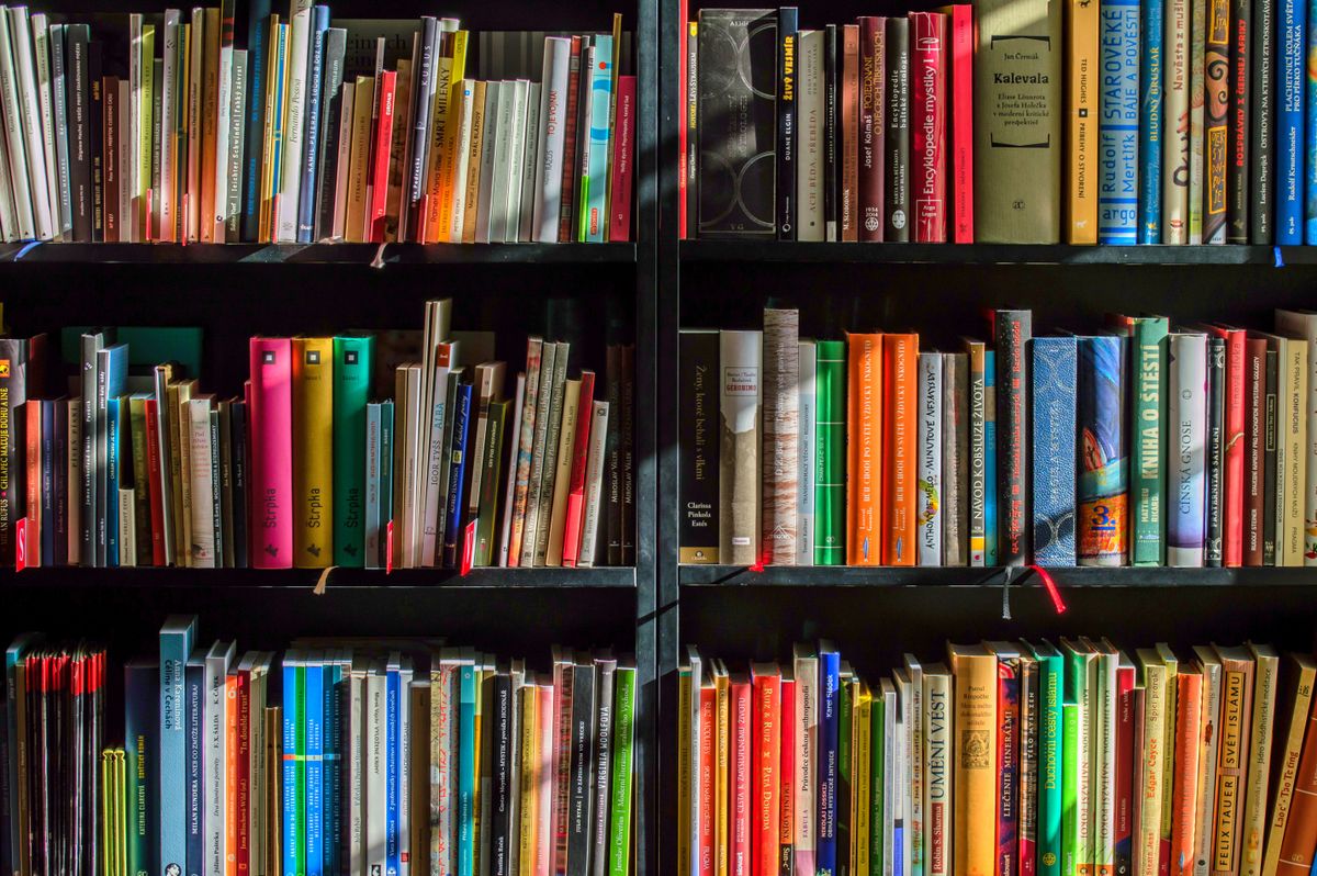 Foto ilustrasi meja belajar inklusif di perpustakaan dengan pencahayaan tenang